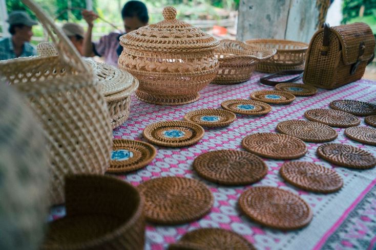  Những sản phẩm thủ công mỹ nghệ là tinh hoa tri thức của ông cha truyền lại.