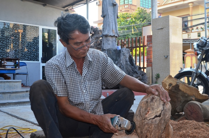 Ông Trần Văn Sáu là 1 trong 6 người được công nhận thợ giỏi lĩnh vực thủ công mỹ nghệ năm 2015.