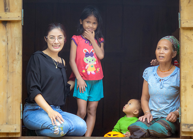 Thông qua các video clip của Trần Long, con người Lệ Thủy hiện lên chất phác, hiền lành và mến khách.