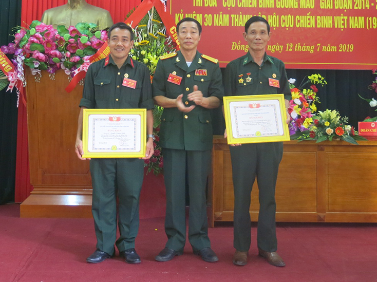 Lãnh đạo Hội CCB tỉnh trao bằng khen cho các tập thể, cá nhân thuộc Hội CCB Khối DN tỉnh có thành tích xuất sắc trong phong trào thi đua “CCB gương mẫu” nhiệm kỳ vừa qua