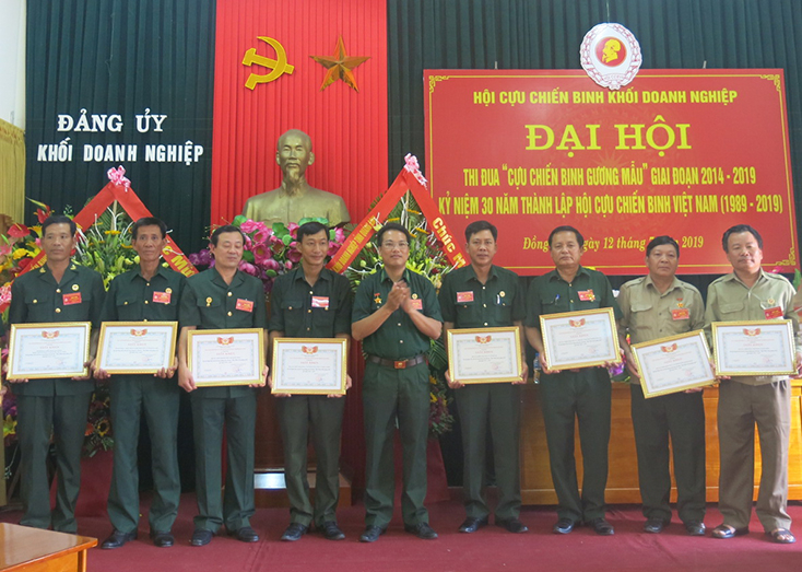 Hội CCB Khối Doanh nghiệp khen thưởng cho các tập thể có thành tích xuất sắc trong phong trào thi đua “CCB gương mẫu”