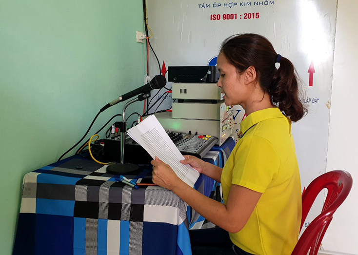 Cán bộ văn hóa xã Tiến Hóa thông báo lịch mùa vụ cho người dân qua hệ thống loa phát thanh cơ sở.