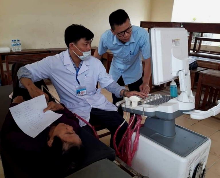 Các y sỹ, bác sỹ khám và cấp thuốc miễn phí cho người dân.