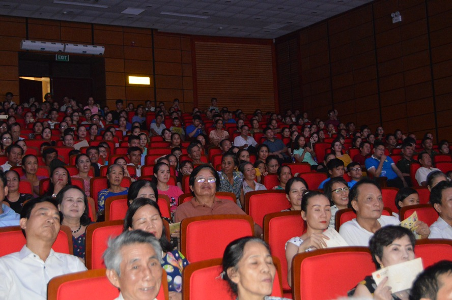 Hàng nghìn khán giả đến tham dự đêm nhạc