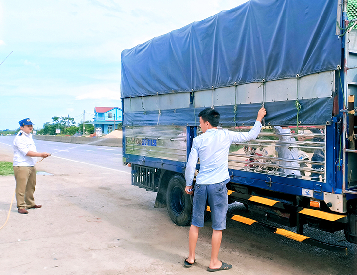 Công tác phun tiêu độc khử trùng, kiểm soát vận chuyển lợn, sản phẩm từ lợn được lực lượng chức năng thực hiện thường xuyên. 