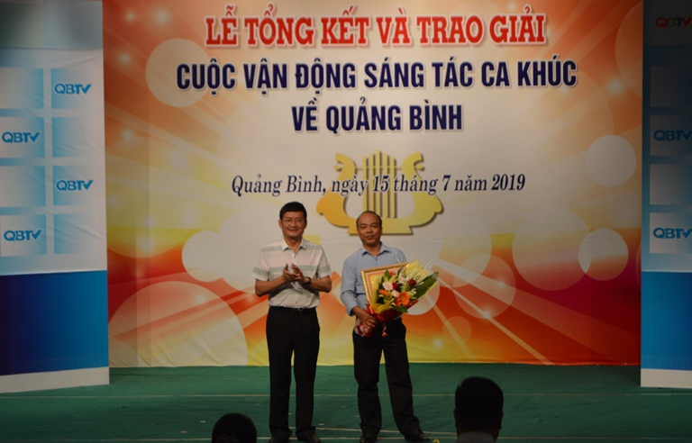 Đồng chí Phó Chủ tịch UBND tỉnh Trần Tiến Dũng trao giải nhì (không có giải nhất) cho tác giả Hoàng Văn Chiến với tác phẩm “Quê hương vang mãi câu hò”.