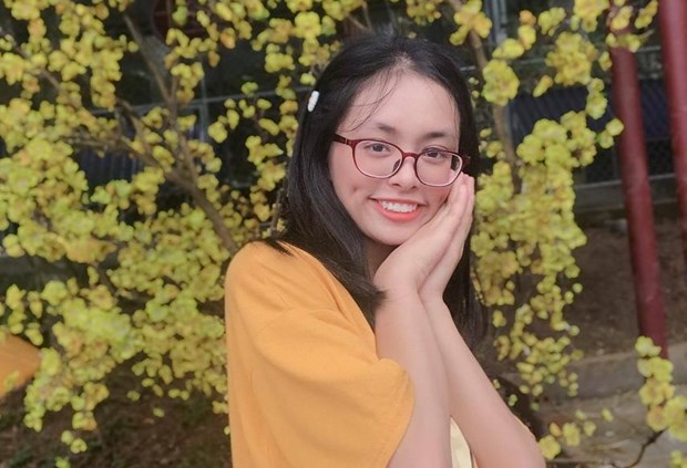 Nguyễn Thị Trà My (lớp 12A1 Trường trung học phổ thông  Hồng Thái, Hà Nội) trở thành thí sinh có tổng điểm 3 môn xét tuyển khối D1 cao nhất cả nước năm 2019. (Nguồn: sogd.hanoi.gov.vn)