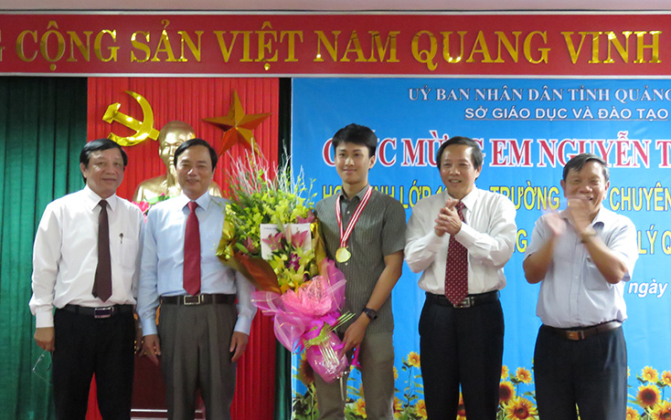 Em Nguyễn Thế Quỳnh đoạt 2 HCB Olympic Vật lý châu Á và 2 HCV Olympic Vật lý quốc tế, thành tích cao nhất của HS Quảng Bình trong 30 năm tỉnh nhà trở về địa giới cũ. 