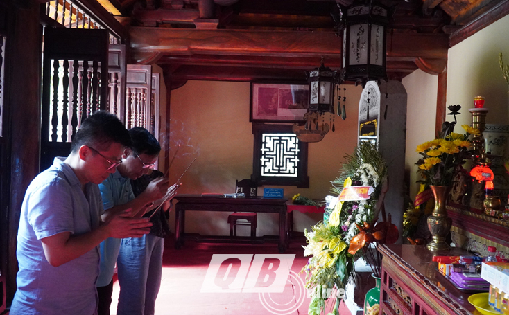 Giáo sư Ngô Bảo Châu dâng hương tri ân các anh hùng liệt sỹ tại Đền tưởng niệm đường 20 Quyết Thắng.
