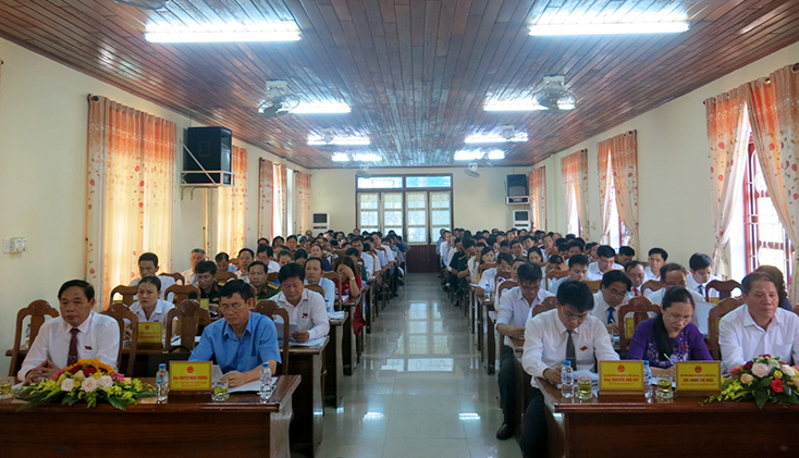 Các đại biểu tham dự kỳ họp thứ 10, HĐND huyện Lệ Thủy khóa X.