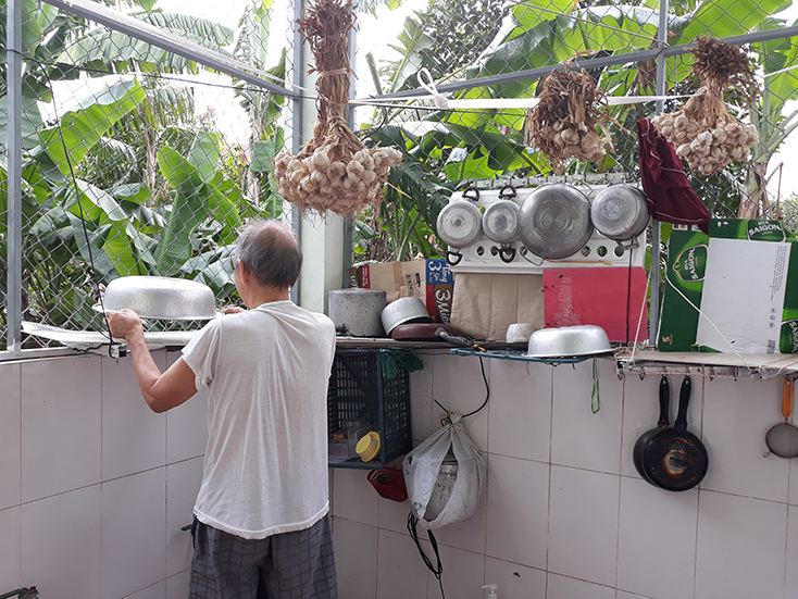 Làm sạch và lật úp các dụng cụ chứa nước là một trong những biện pháp để phòng chống SXH. 