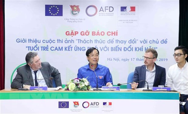 Chánh Văn phòng Trung ương Đoàn Nguyễn Bình Minh trả lời các câu hỏi của báo chí. (Ảnh: Văn Điệp/TTXVN)