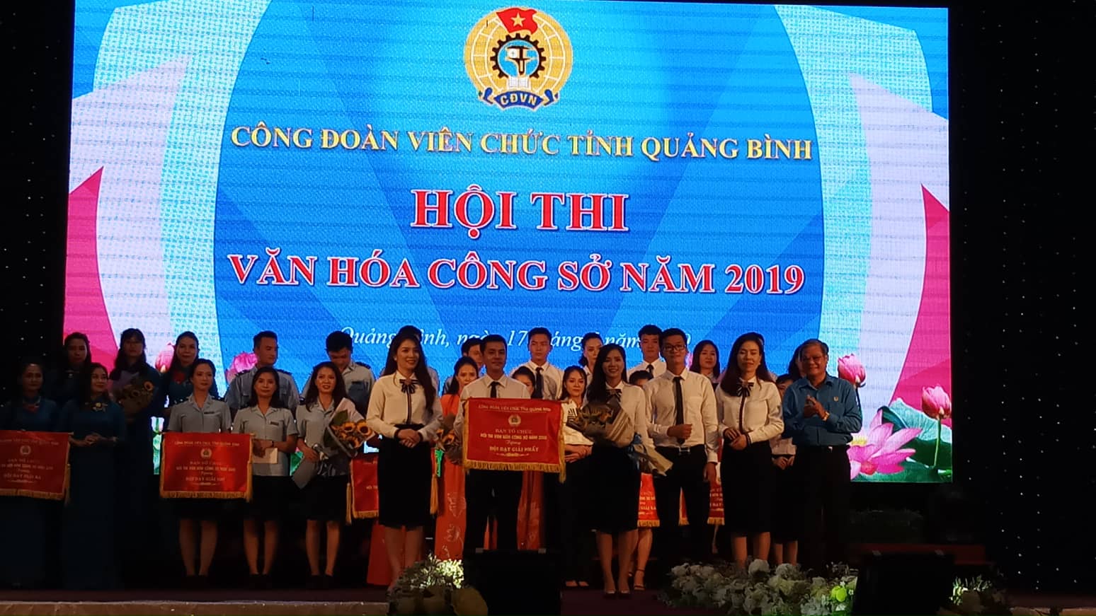 Ban Tổ chức trao giải nhất cho sở Tư pháp