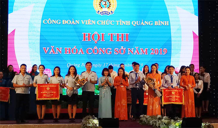 Ban Tổ chức trao giải nhì cho các đội thi
