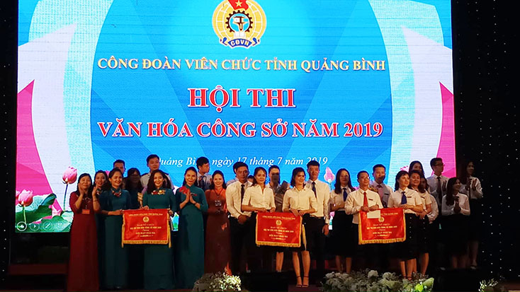 Ban Tổ chức trao giải ba cho các đội thi