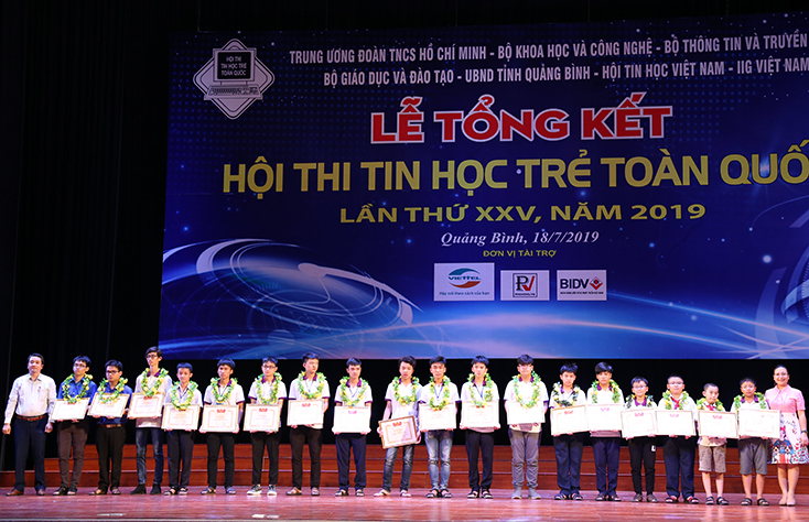 Ban tổ chức trao giải cho các tập thể, cá nhân đạt thành tích cao tại hội thi