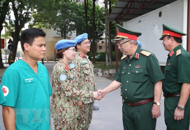 Viet Nam xem xet cu luc luong dan su tham gia gin giu hoa binh hinh anh 2Thượng tướng Nguyễn Chí Vịnh, Thứ trưởng Bộ Quốc phòng động viên cán bộ, chiến sỹ Bệnh viện dã chiến cấp 2 số 2. (Ảnh: Dương Giang/TTXVN)
