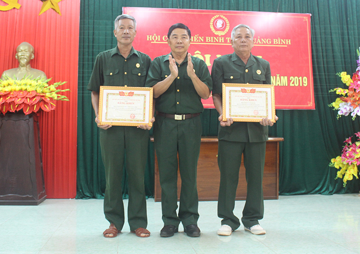 Lãnh đạo Hội CCB tỉnh tặng bằng khen của Trung ương hội cho các tập thể, cá nhân có thành tích xuất sắc trong công tác tuyên truyền, vận động, cung cấp thông tin, tìm kiếm, quy tập hài cốt liệt sỹ