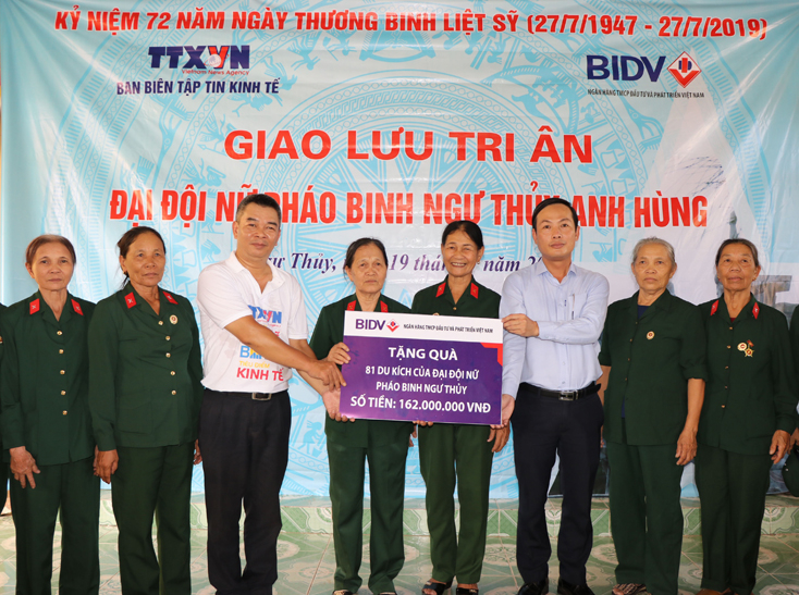 Trao quà cho đại đội nữ pháo binh Ngư Thủy.