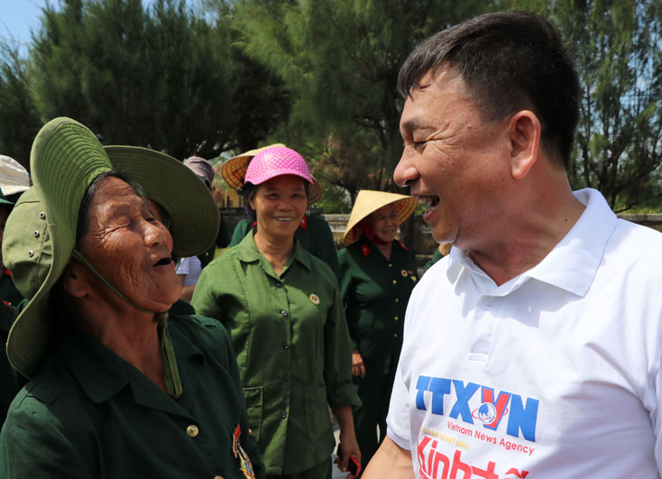 Ban Biên tập tin Kinh tế-TTXVN thăm hỏi các nữ pháo thủ.