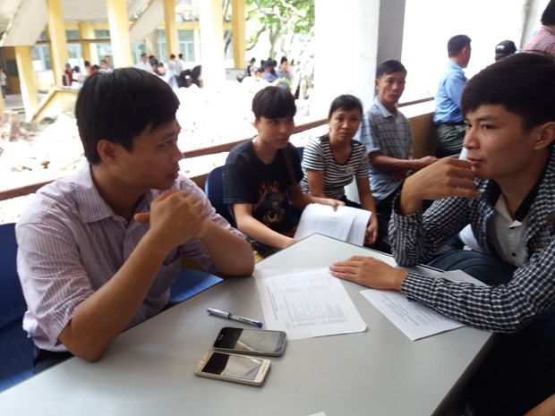Giảng viên Đại học Bách khoa Hà Nội tư vấn chọn ngành cho thí sinh. (Ảnh: PM/Vietnam+)
