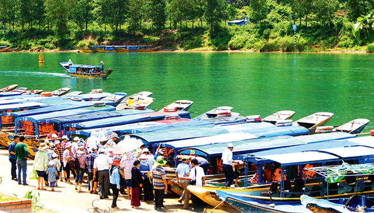 Nhộn nhịp bến thuyền Phong Nha.   