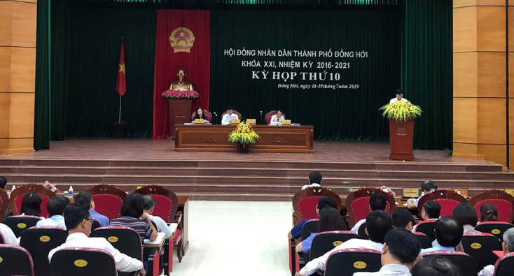 Đại diện lãnh đạo các cơ quan, ban, ngành, đơn vị đã tham gia trả lời chất vấn của đại biểu HĐND thành phố và giải trình các ý kiến cử tri. 