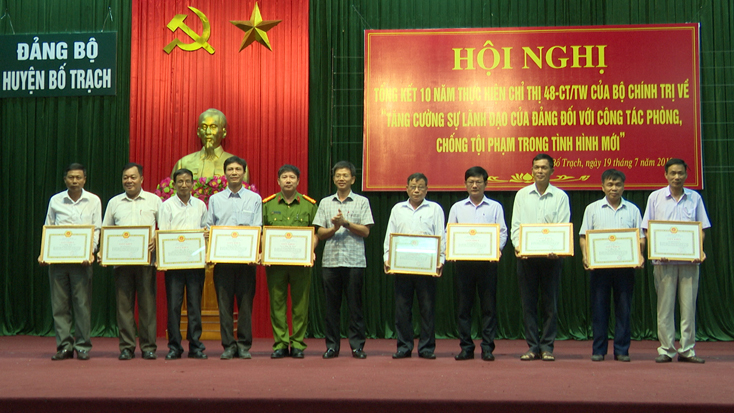 Đại diện Thường trực Huyện ủy Bố Trạch trao giấy khen các tập thể và cá nhân có thành tích xuất sắc trong 10 năm thực hiện Chỉ thị 48-CT/TW của Bộ Chính trị.