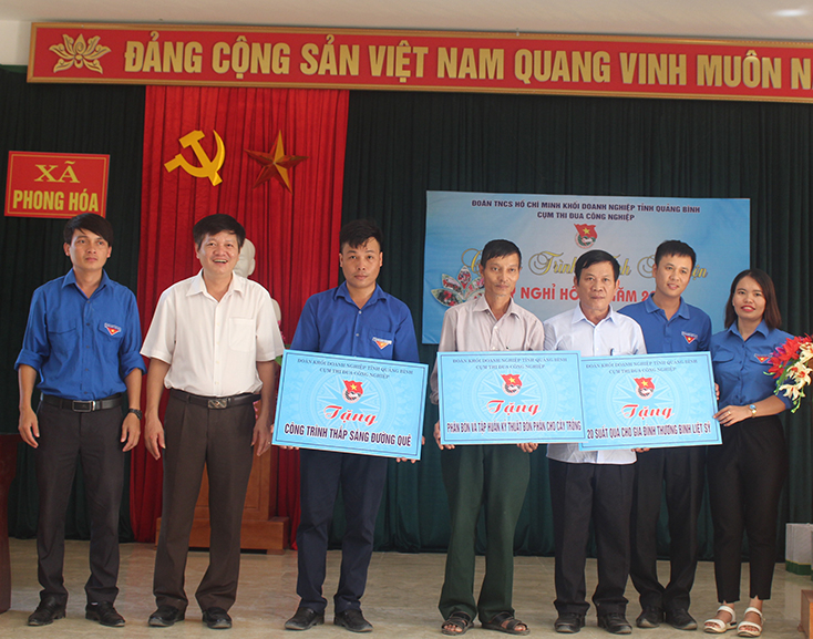 Ban tổ chức trao biển tượng trưng các suất quà và công trình trong chương trình 