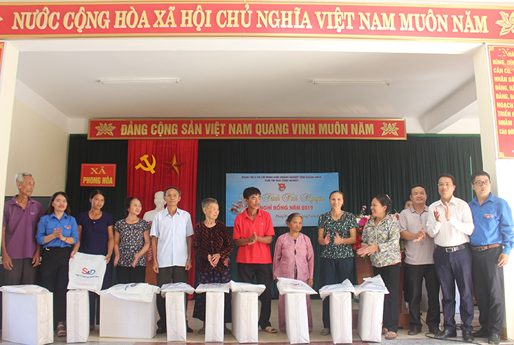 Các đoàn viên Khối Doanh nghiệp trao quà cho các gia đình chính sách