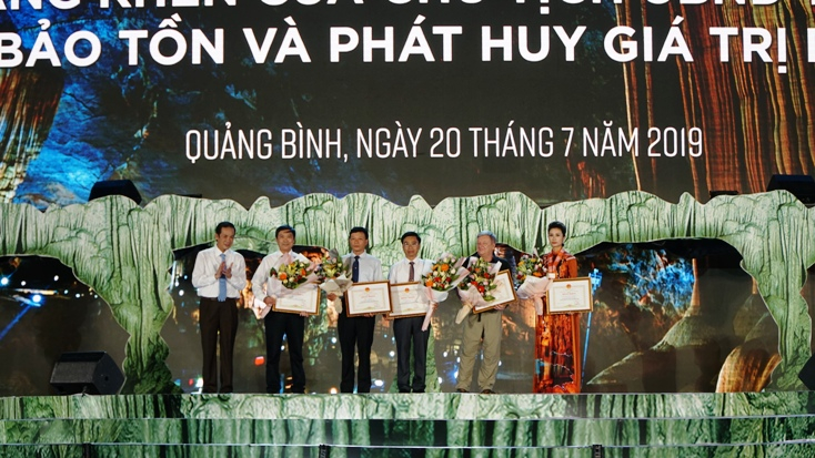 UBND tỉnh trao bằng khen cho 3 tập thể và 2 cá nhân có nhiều thành tích xuất sắc trong bảo tồn và phát huy giá trị di sản. 