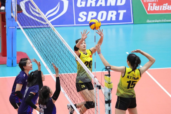 U23 VN (áo vàng) lần đầu tiên đánh bại U23 Thái Lan để giành HCĐ Giải vô địch bóng chuyền nữ U23 châu Á 2019 - Ảnh: HƯNG HÀ