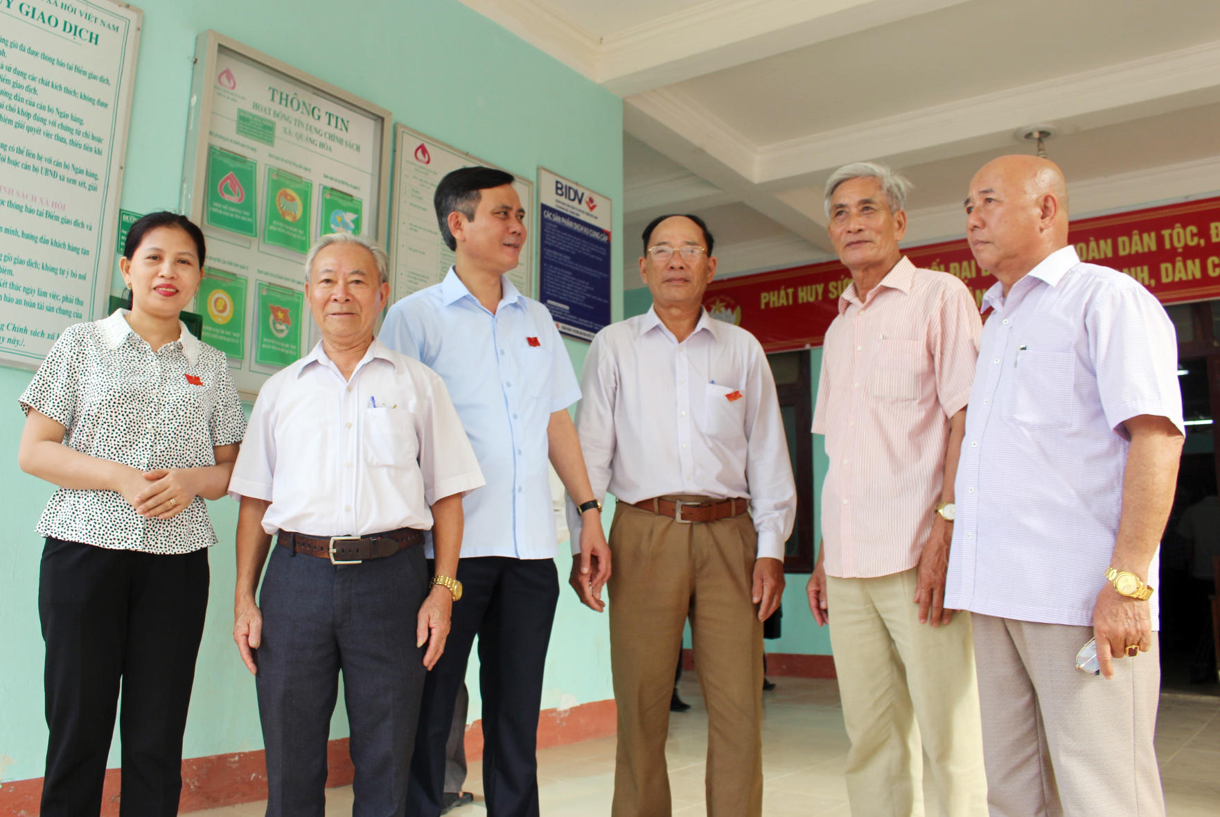 Đồng chí Trần Thắng, Phó Bí thư Thường trực Tỉnh ủy trò chuyện cùng các cử tri TX. Ba Đồn.