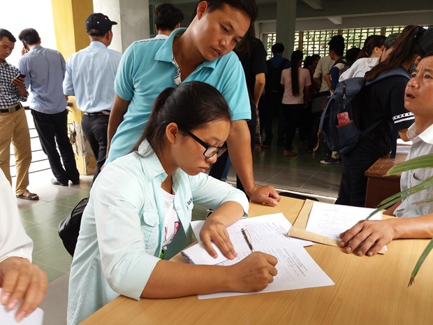 Thí sinh điều chỉnh nguyện vọng đăng ký xét tuyển. (Ảnh: Minh Sơn/Vietnam+)