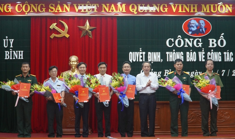 Đồng chí Bí thư Tỉnh uỷ Hoàng Đăng Quang trao quyết định và tặng hoa chúc mừng các đồng chí cán bộ được chuẩn y, điều động và bổ nhiệm
