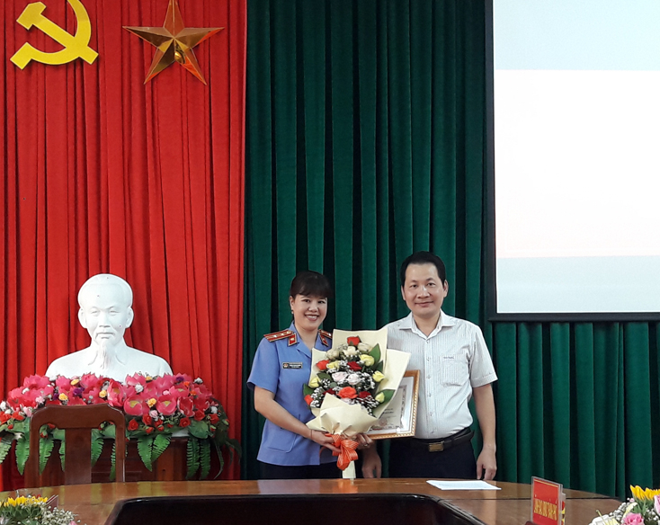 Đại diện lãnh đạo TP. Đồng Hới trao thưởng cho đồng chí Hoàng Thị Gia Khương vì đã có thành tích xuất sắc trong đấu tranh với đối tượng hoạt động “tín dụng đen”