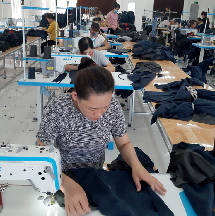 Xưởng may của chị Nguyễn Thị Hằng tạo công ăn việc làm ổn định cho nhiều chị em phụ nữ trên địa bàn.