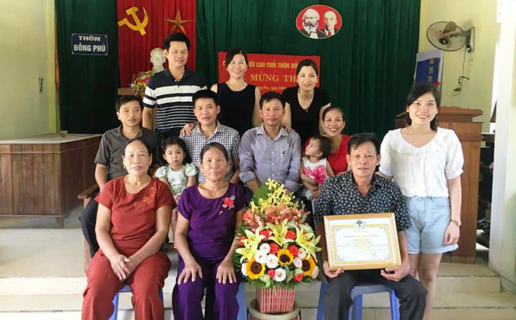 Gia đình ông Hoàng Minh Trược và bà Hoàng Thị Liên trong lễ mừng thọ ông Trược tròn 70 tuổi. 