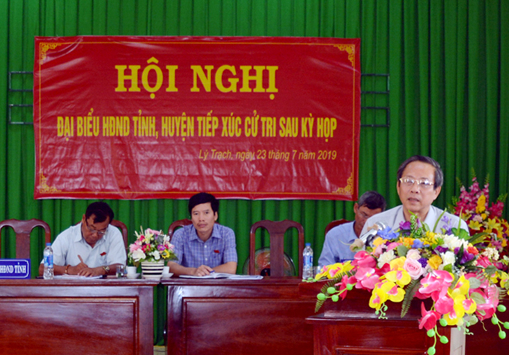 Đồng chí Hoàng Đăng Quang, Bí thư Tỉnh ủy, Chủ tịch HĐND tỉnh tiếp thu ý kiến cử tri huyện Bố Trạch.