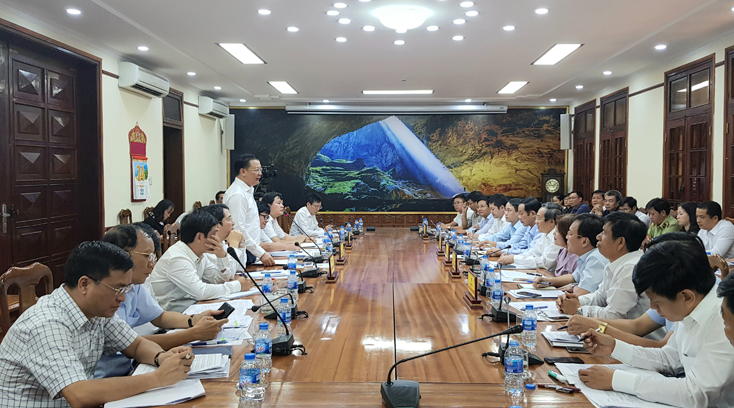 Đồng chí Đinh Tiến Dũng, Bộ trưởng Bộ Tài chính phát biểu kết luận buổi làm việc.