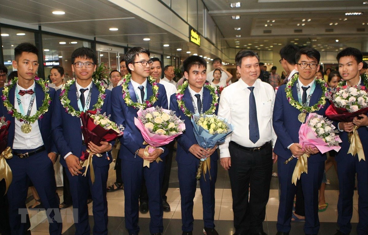 Với thành tích 2 vàng, 4 bạc, Việt Nam xếp thứ 7 trong số 110 quốc gia, vùng lãnh thổ dự thi, các thí sinh đã mang vinh quang về cho Tổ quốc. (Ảnh: Thanh Tùng/TTXVN)