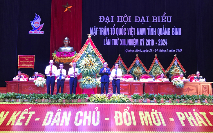  Đồng chí Phó Chủ tịch Ủy ban Trung ương MTTQVN Ngô Sách Thực tặng lẵng hoa chúc mừng đại hội 