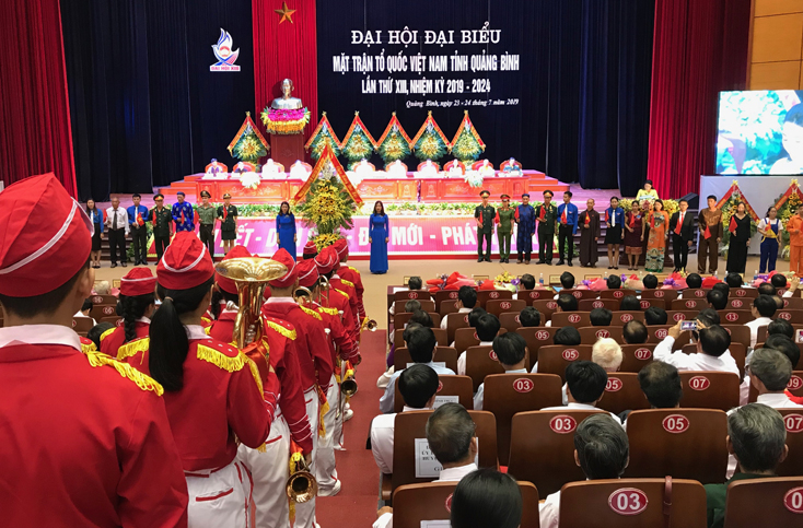 Đoàn đại biểu đại diện các tầng lớp nhân dân và các tổ chức thành viên chào mừng đại hội