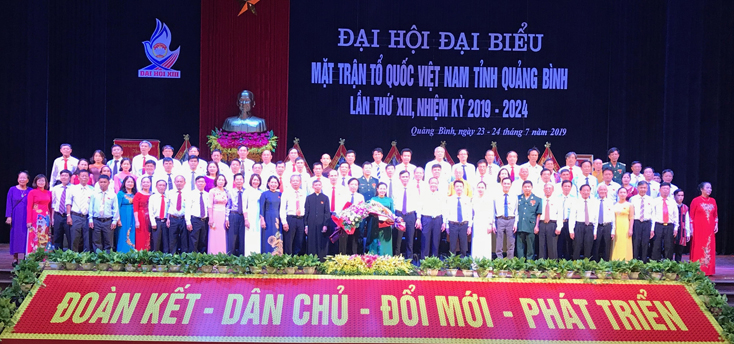  Đồng chí Phó Bí thư Thường trực Tỉnh ủy Trần Thắng và đồng chí Trần Văn Tuân, Chủ tịch Ủy ban MTTQVN tỉnh khóa XII  tặng hoa chúc mừng Ủy ban MTTQVN tỉnh khóa XIII, nhiệm kỳ 2019-2024