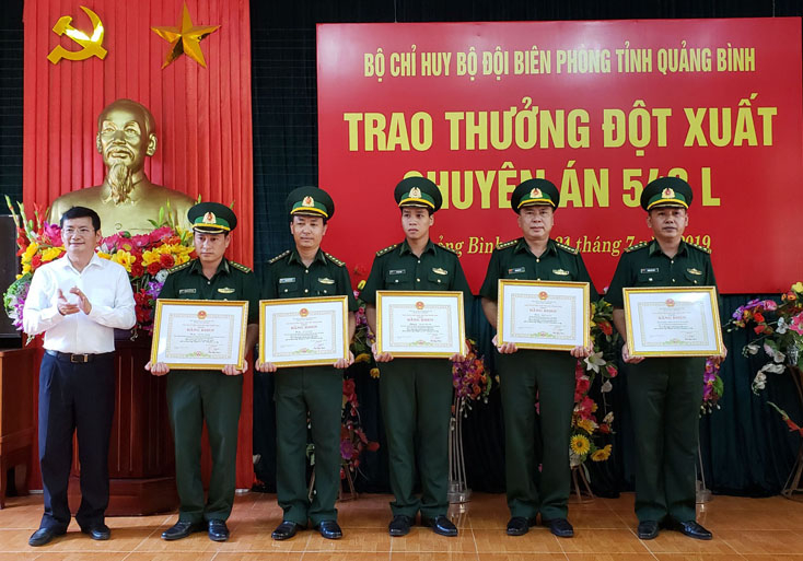 Đồng chí Trần Tiến Dũng, Tỉnh ủy viên, Phó Chủ tịch UBND tỉnh trao bằng khen của Chủ tịch UBND tỉnh cho các cá nhân có thành tích xuất sắc trong đấu tranh thành công chuyên án 543L.