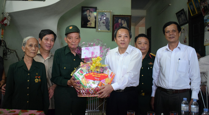 Đồng chí Hoàng Đăng Quang, Uỷ viên Trung ương Đảng, Bí thư Tỉnh ủy, Chủ tịch HĐND tỉnh cùng các đồng chí trong đoàn thăm và tặng quà cho gia đình ông Nguyễn Ngọc Đình ở thôn Đức Giang, xã Đức Ninh
