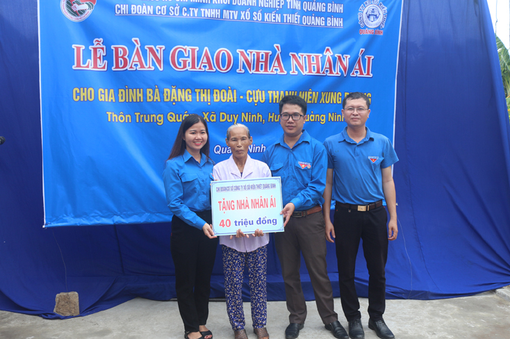 Và bàn giao nhà nhân ái cho cựu TNXP Đặng Thị Đoài.