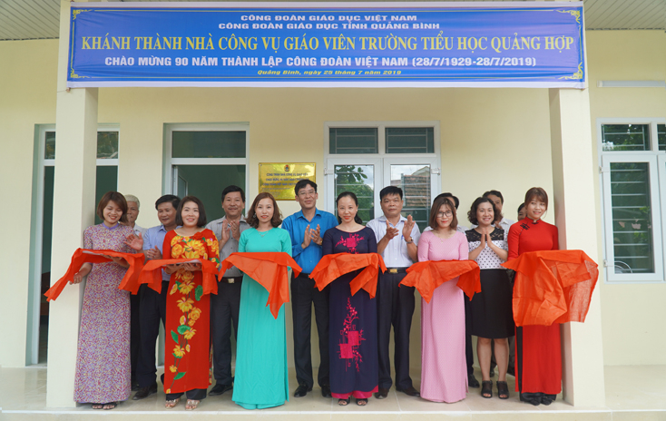  Cắt băng khánh thành nhà công vụ giáo viên Trường TH Quảng Hợp.