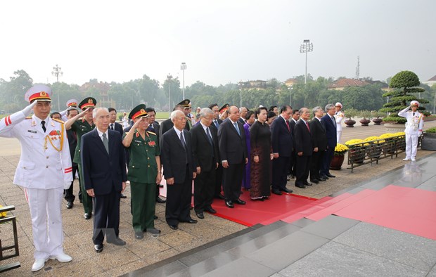 Đoàn đại biểu Lãnh đạo và nguyên lãnh đạo Đảng, Nhà nước, Mặt trận Tổ quốc Việt Nam đặt vòng hoa, tưởng niệm các Anh hùng liệt sỹ. (Ảnh: Văn Điệp/TTXVN)