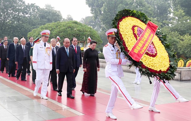 Lanh dao Dang, Nha nuoc dat vong hoa tuong niem cac Anh hung liet sy hinh anh 2Đoàn đại biểu Lãnh đạo, nguyên Lãnh đạo Đảng, Nhà nước và Mặt trận Tổ quốc Việt Nam đặt vòng hoa và vào Lăng viếng Chủ tịch Hồ Chí Minh. (Ảnh: Dương Giang/TTXVN)